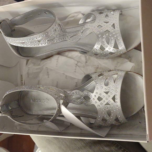 Silver Studded 1 1/2 inch Heels Maripe “Julia” Sandals - 8m - Picture 2 of 4